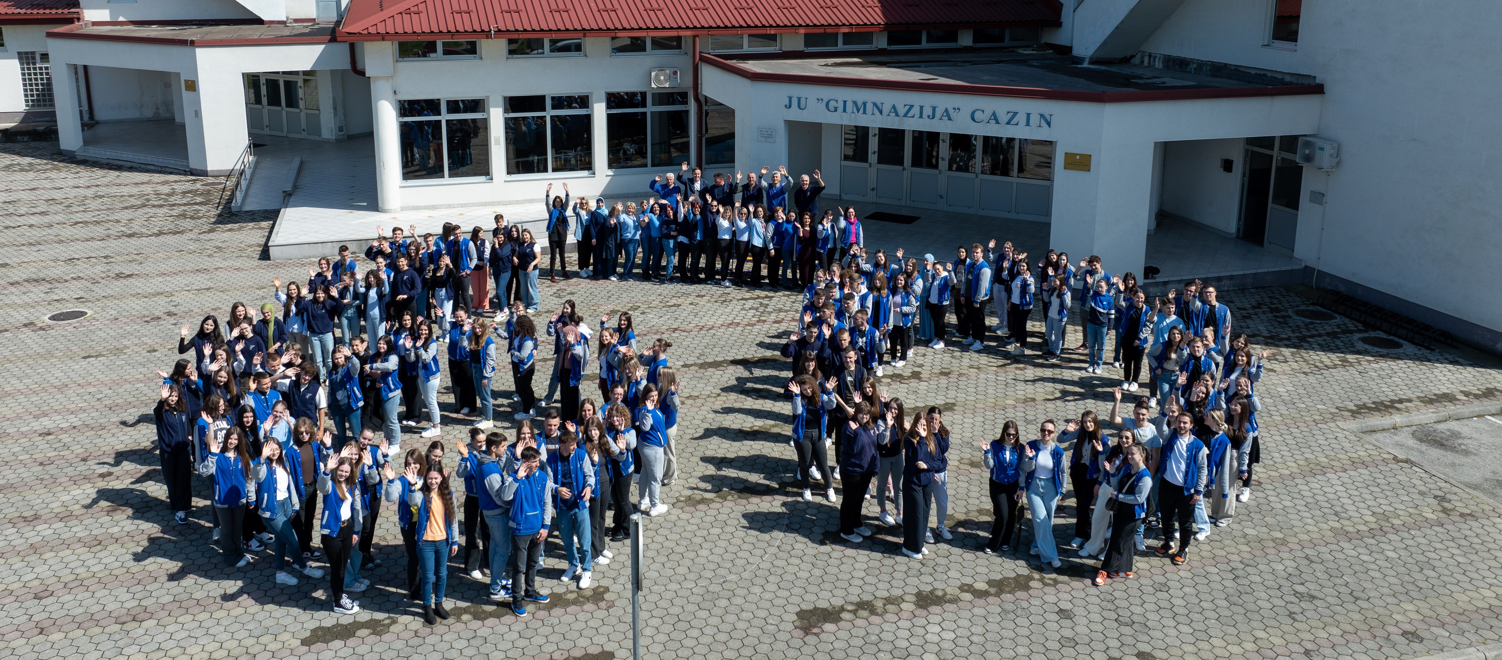 Učenici u holu skole